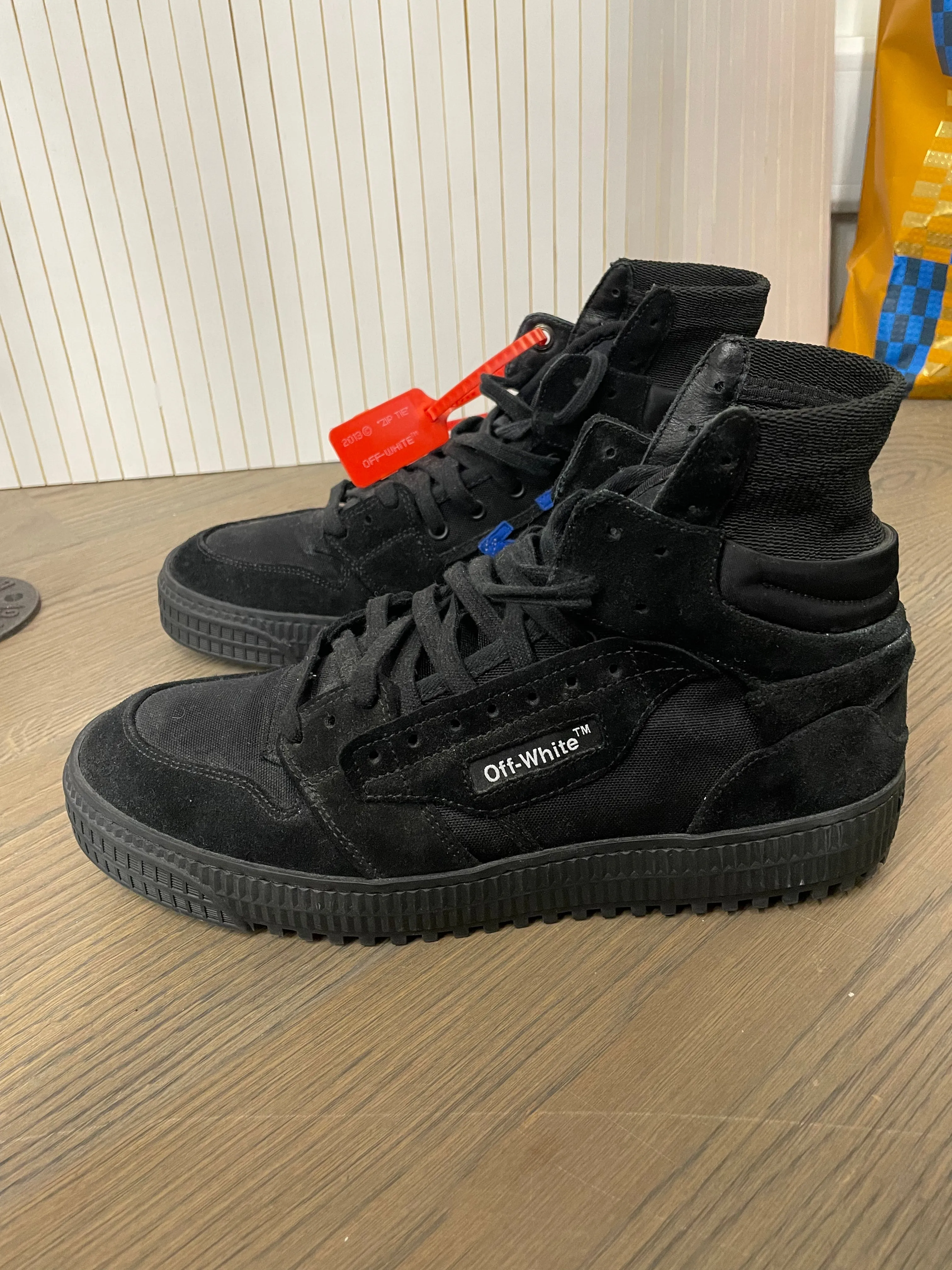 PRE LOVED - OFF WHITE CARRYOVER HIGH TOP BLACK SNEAKER